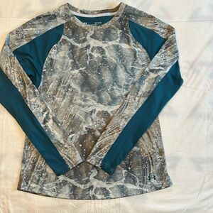 Women’s Under Armour Shirt Medium